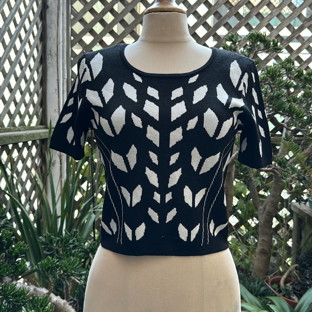 ROMEO AND JULIET COUTURE KNIT TOP, Bl & Wh abstract leaf print Size Medium NWT